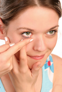 inserting contact lens